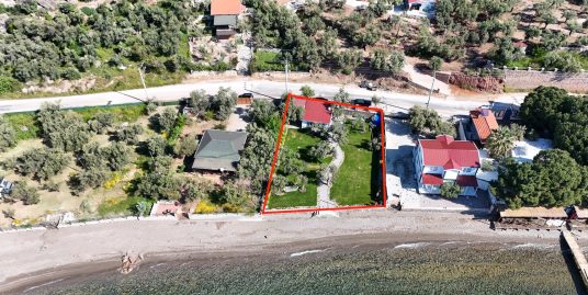 Assos Sahil Yolu’nda Denize Sıfır Emsalsiz Satılık Ev