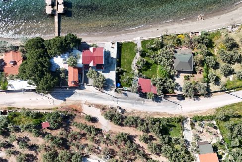 Assos Sahil Yolu’nda Denize Sıfır Emsalsiz Satılık Ev