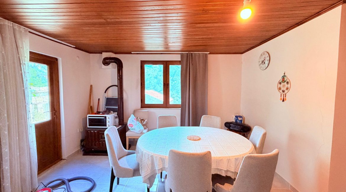Küçükçetmi Köyü’nde Satılık 2+1 Taş Villa
