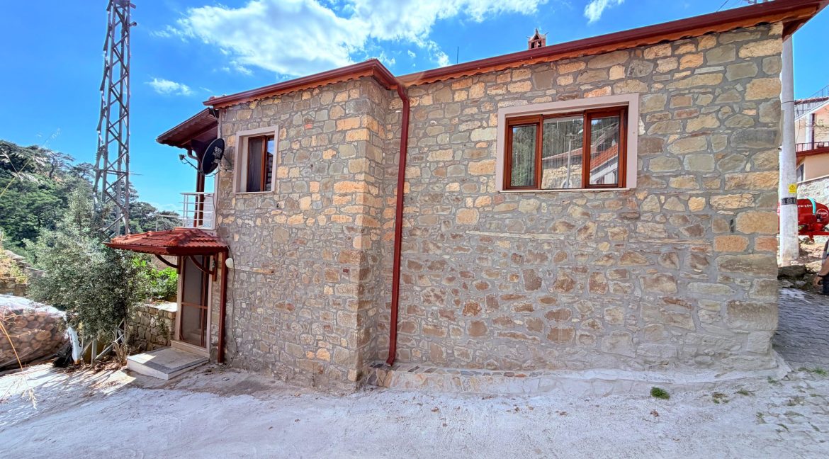 Küçükçetmi Köyü’nde Satılık 2+1 Taş Villa