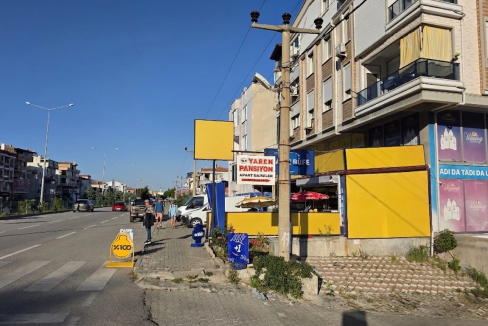 Küçükkuyu'da Satılık Denize Yakın Cadde Üstü Köşe Dükkan
